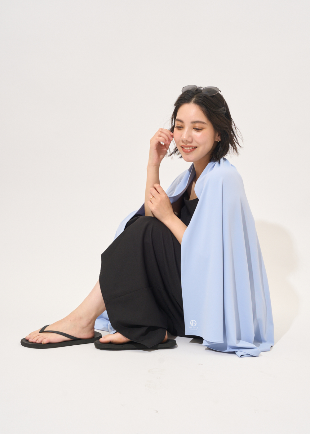 ECO-FRESH cooling scarf at beach – UPF50+ UV protection and evaporative cooling Japan