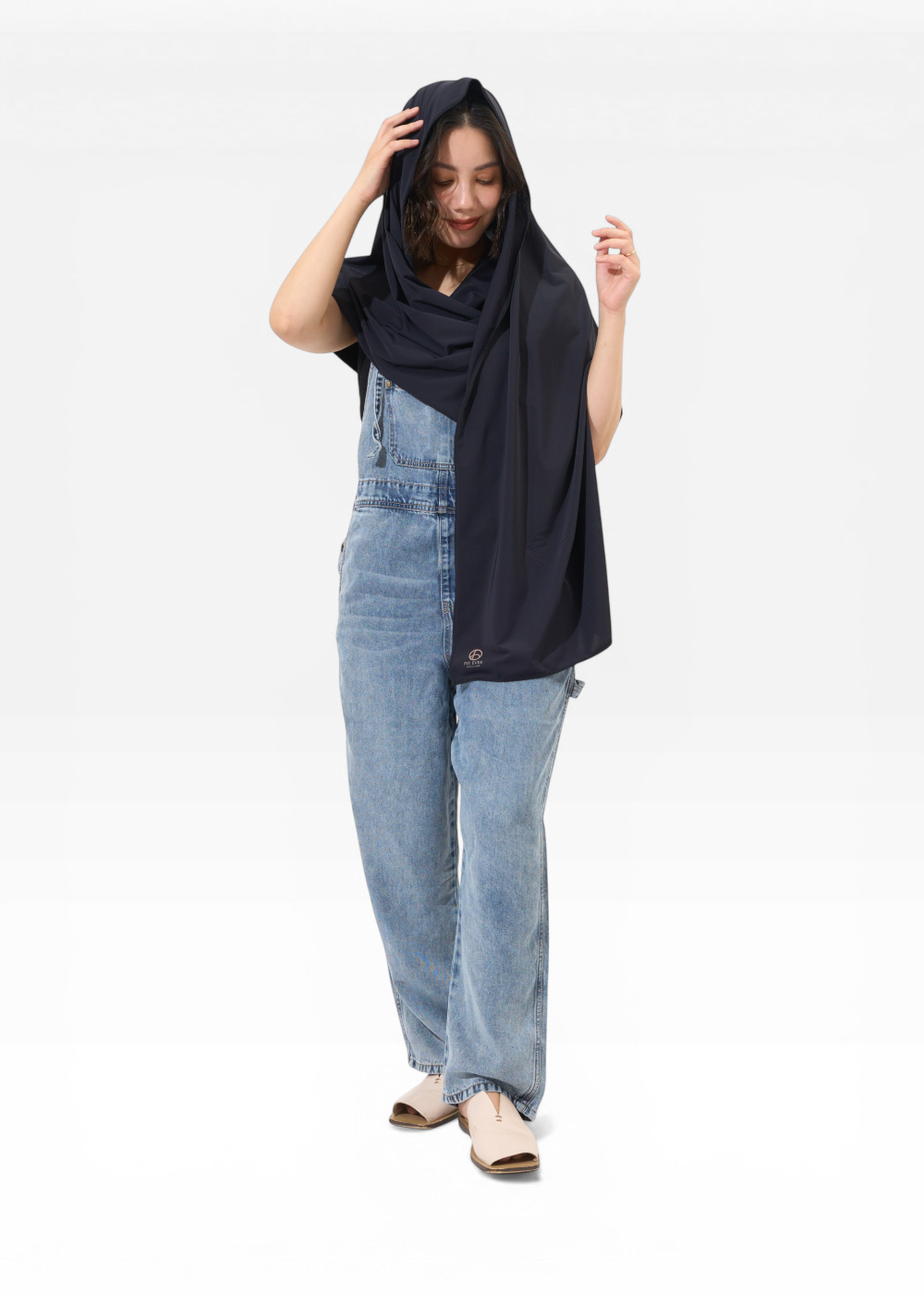 FROST cooling wrap draped over shoulders – UV protection and cooling for hot days
